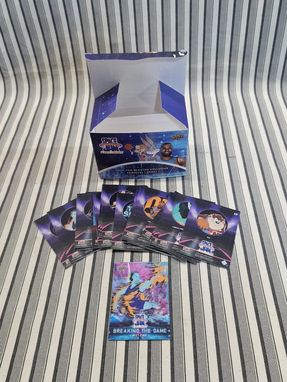 Upper Deck MVP Hockey 2021-22 2022-23 Space Jam Mixed Lot 900 Cards